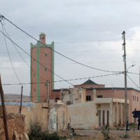 Il paesaggio si fa sempre più desolato fuori e dentro i pochi insediamenti umani che incontriamo...