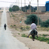 Il paesaggio si fa sempre più desolato fuori e dentro i pochi insediamenti umani che incontriamo...